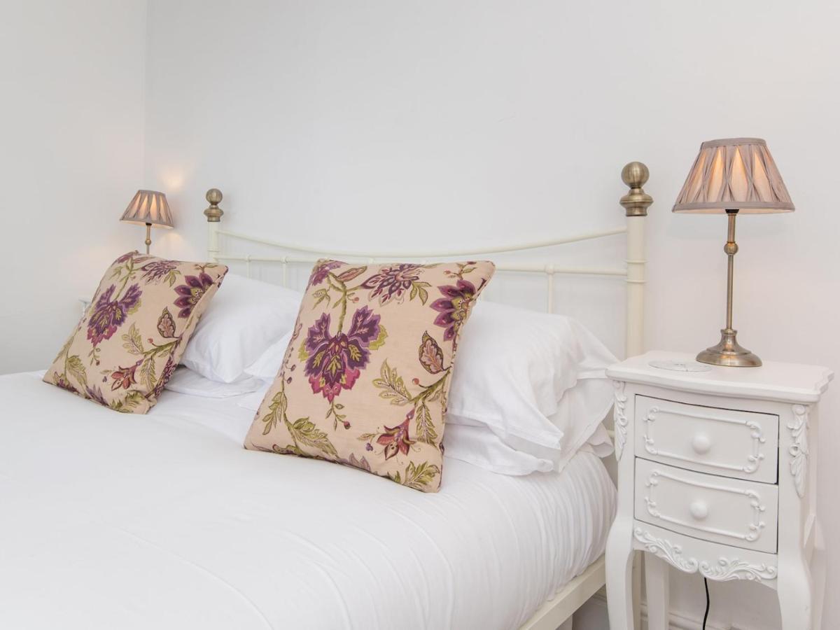 Pass The Keys Stylish 2 Bed Central Bath Apartment With Parking Exterior photo